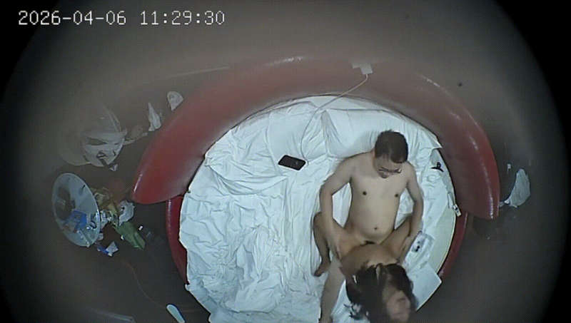 4-5流出酒店上帝视角偷拍 白领情侣妹子让眼镜男友抓住自己奶子上位