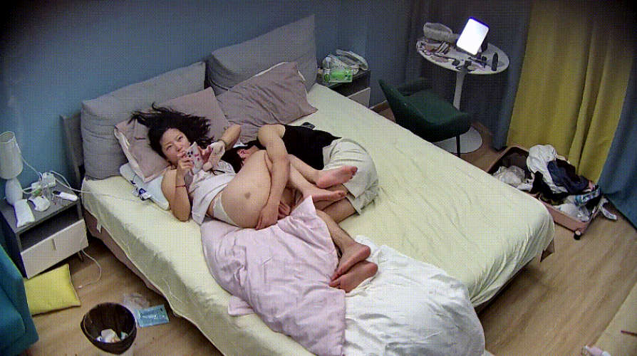 公寓酒店眼镜小情侣 看上去热恋中 女生穿睡衣的样子挺漂亮的