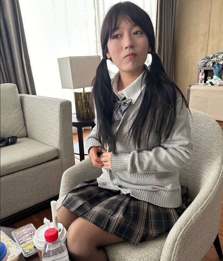 【冯欣果】jk黑丝萌妹 多人群p调教[9V/1.85G]