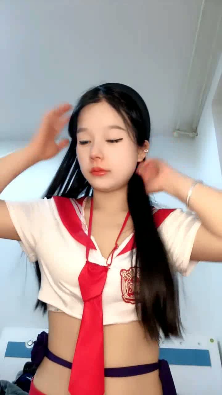 丝袜露脸颜值高的纹身小妹，制服诱惑跟猥琐大哥一起镜头前诱惑狼友
