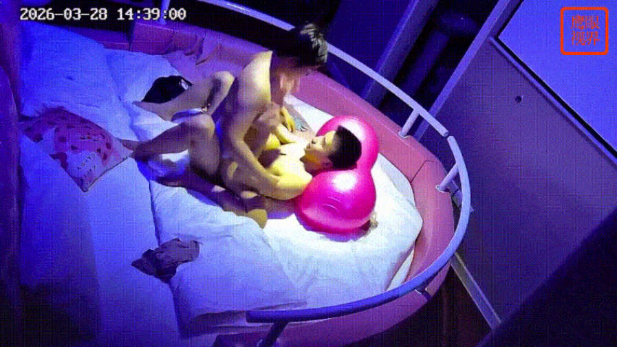瘦猴中年男跟女友一起玩情趣飞行棋
