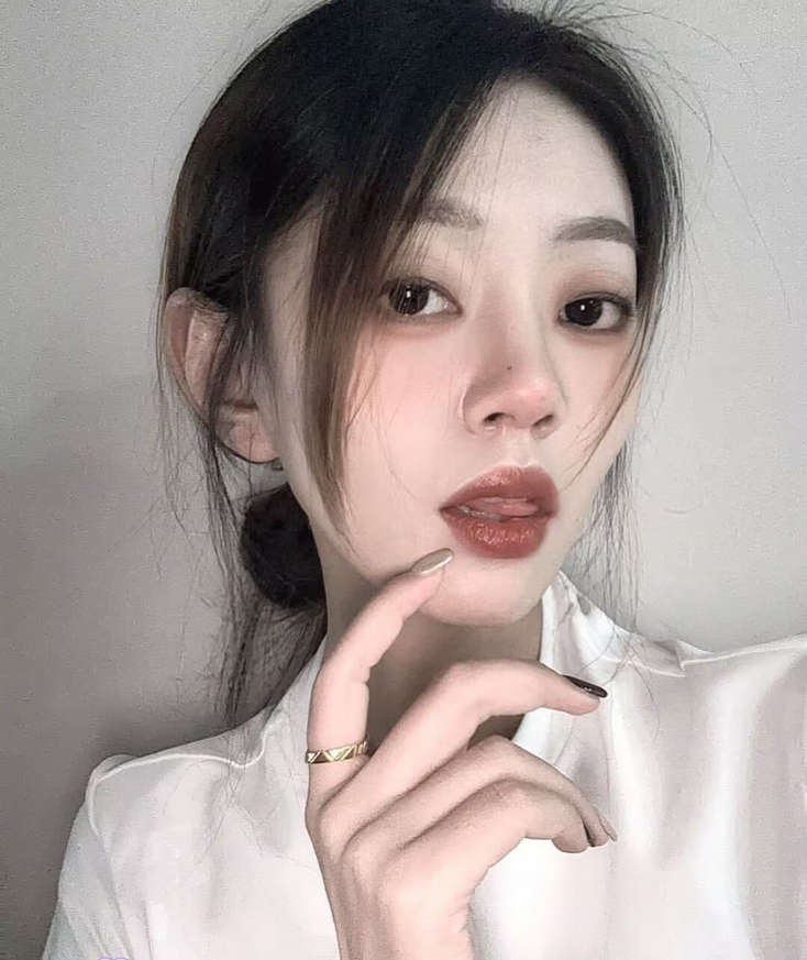 纹眉气质爱妻曝光，气质人妻不惧镜头妖烧表情真实一绝，配合度极高自己做好姿势全程无需指导[18V/68P/168M]