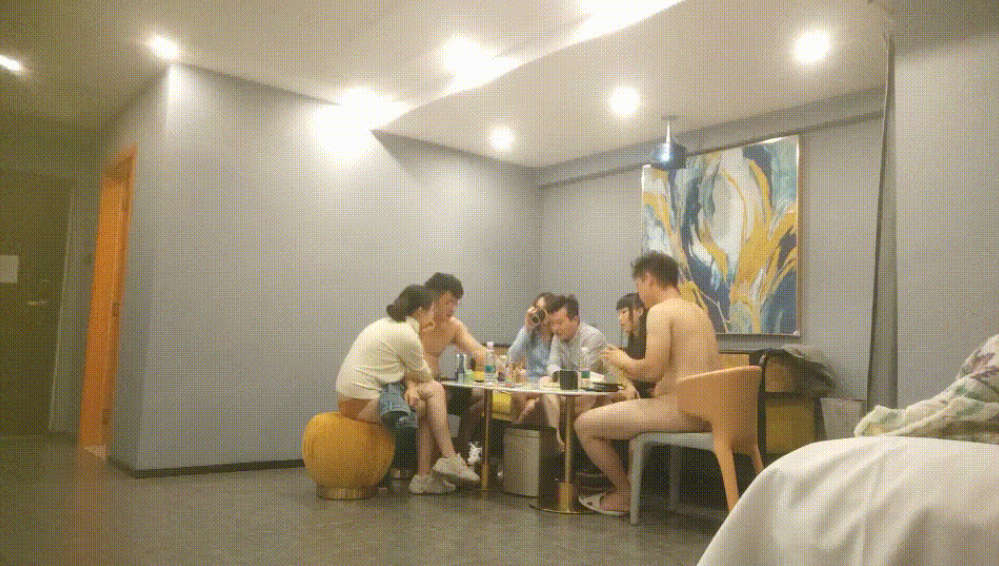 三个小伙各自带着漂亮的小娇妻酒店玩换妻玩游戏输了脱衣服最后全部脱光光