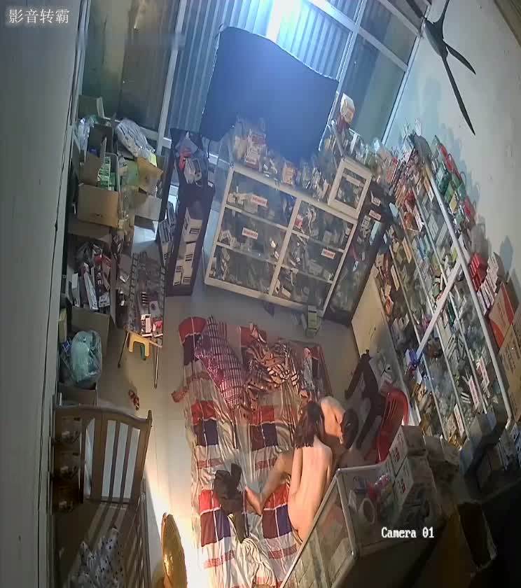 居家摄像头破解小夫妻杂货店打地铺玩69各种姿势啪啪