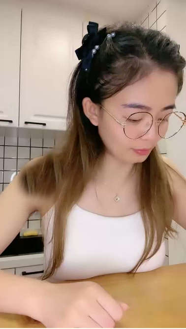 真实良家人妻，欲求不满小少妇，两口子家中做爱，边吃饭边舌吻，眼镜妹很反差