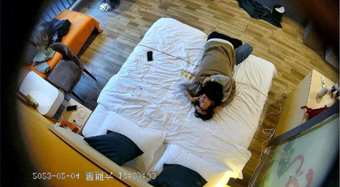 最新酒店偷拍，意外偷拍到两对【女同性恋情侣】如何造爱，黑丝美腿青春小姐姐颜值很高