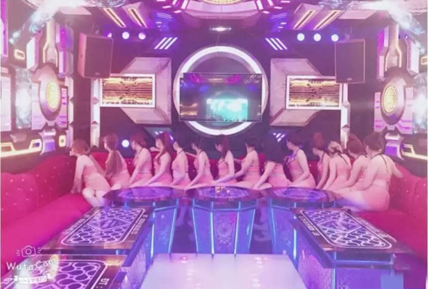 大开眼界淫乱KTV！酒吧KTV坐台全裸淫乱