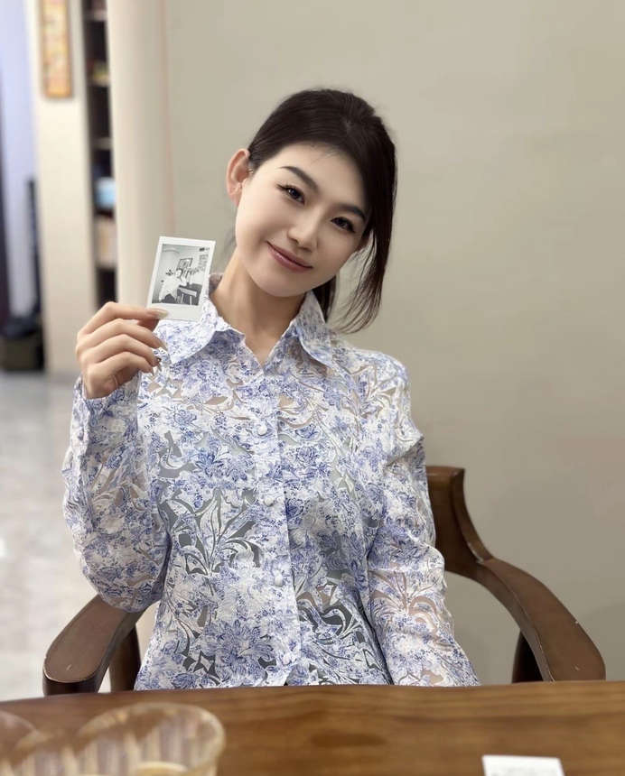 【苹果原相机云端泄密】江苏昆山气质漂亮时尚人妻，上床后太反差[33V/23P/3.08G]