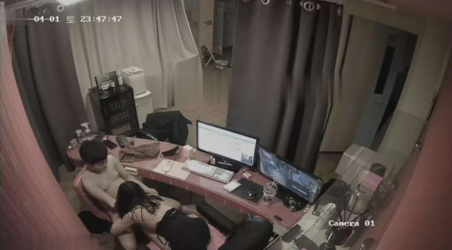 黑客破解网络摄像头偷拍❤️貌似小宾馆值班监控室值班人员在里面泡妞做爱