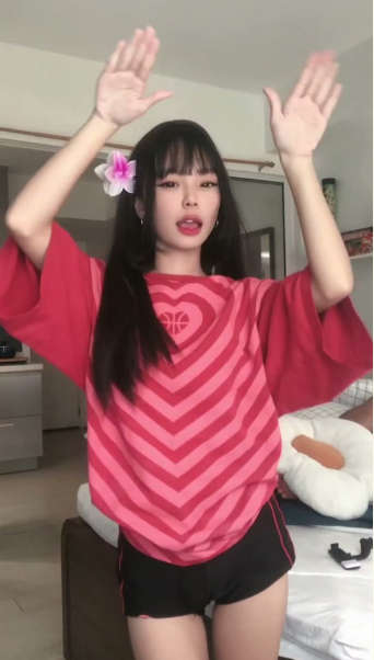 可欲可甜身材娇小美眉露脸与男友做爱自拍，主打就是青春嫩嫩的