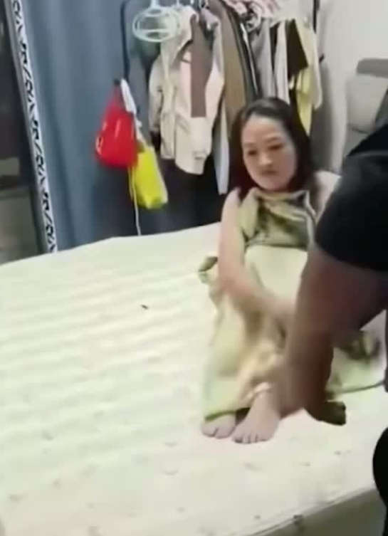 安平公园怡景城小区_22分钟完整版抓奸大瓜_男小三在家爆操绿帽男老婆爆火抖音！
