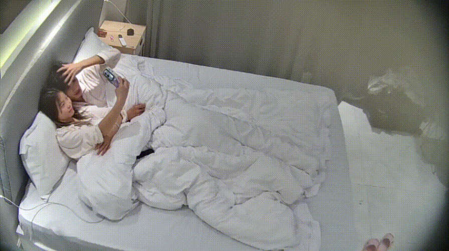 宾馆偷拍 身材娇小 胸圆臀翘的长发小美女 满屏热恋的温馨