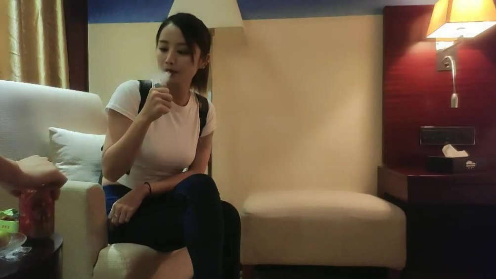 流水線約外圍_前腳剛走_另一個已到樓下_膚白貌美_飽滿胸部