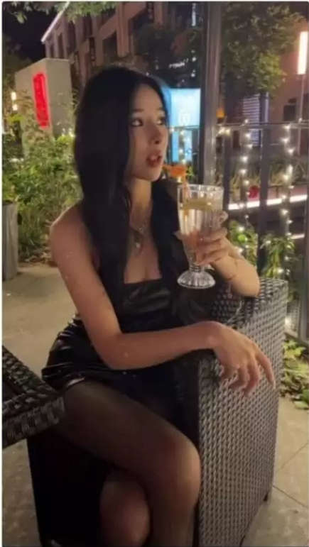 顶级约炮大神『深圳第一深情(Gdsqx)』 走在街上是高不可攀的女神，真是反差，看似高冷，就是一只贱狗(9V)