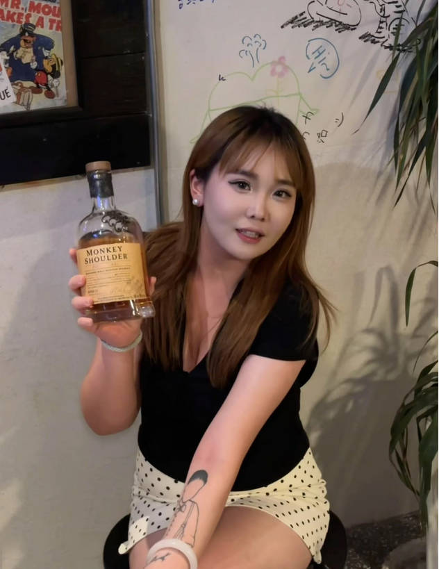 潍坊巨乳护士跨年夜被掐脖猛操，奶子晃成波浪叫着做母狗，三手机拍她高冷脸下那副被辱骂的骚样[25V/31P/1.56G]