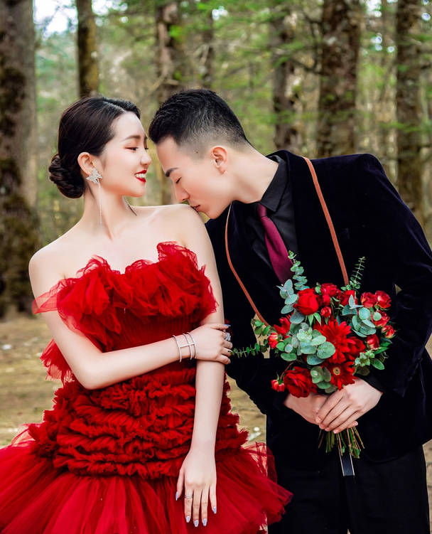 绿帽老公把新婚老婆婚纱照全漏了[2V/22P/406M]