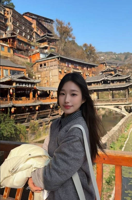清纯长发妹白天凤凰古城文艺拍照、酒吧微笑举杯、镜子白上衣黑裙黑丝自拍，甜美日常反差满满[10V/6P/411M]