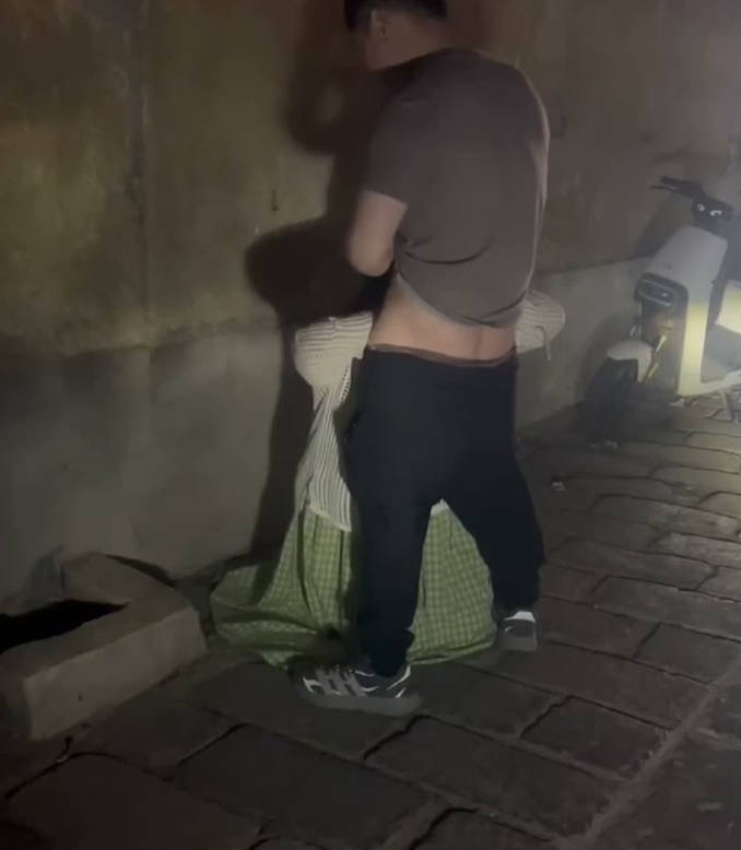 青州古城深夜炸裂！一对情侣胆大包天，竟在古街小巷上演“活春宫”！